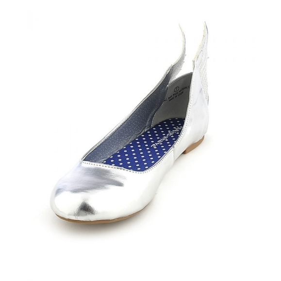 NIB Cool Silver winged flats Various sizes - Picture 8 of 11